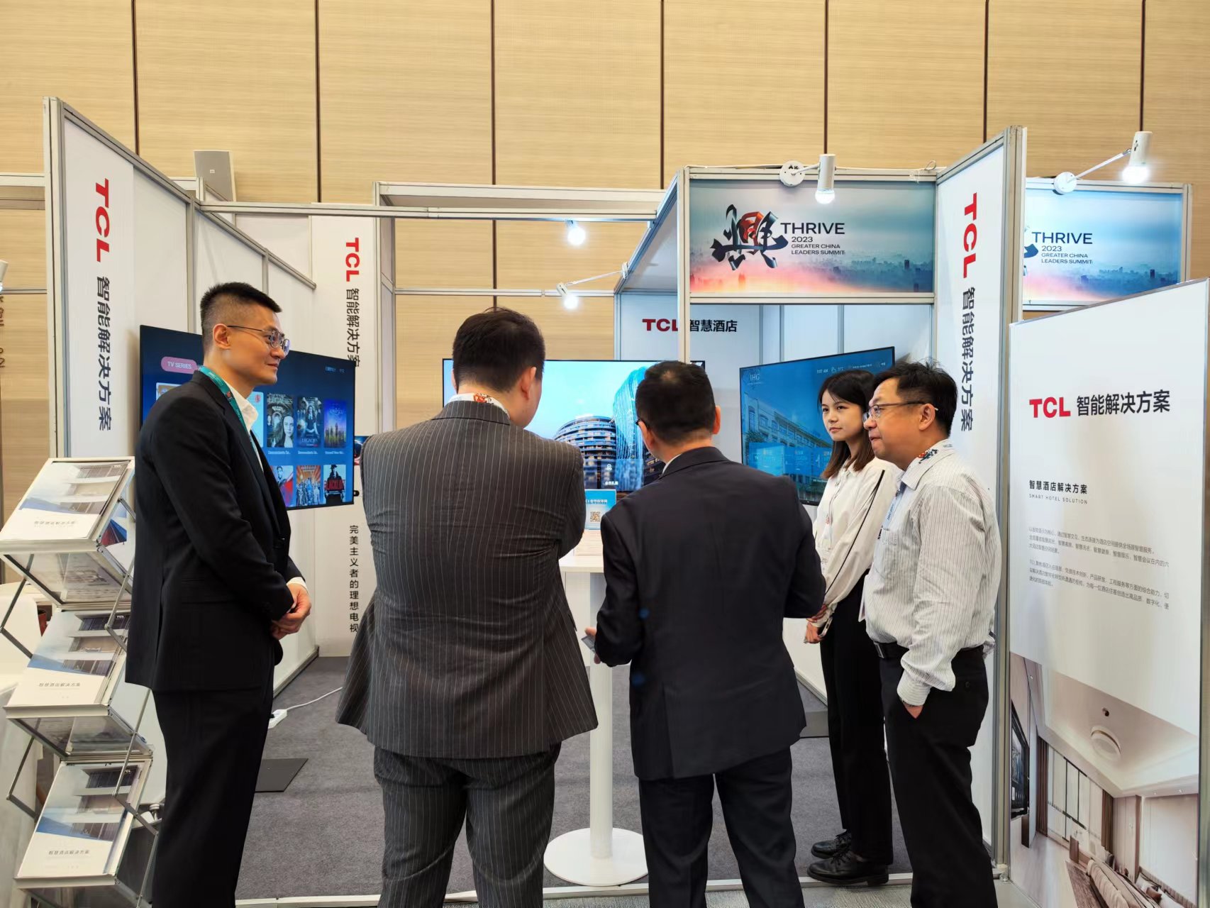 TCL展位现场图片-客户咨询.jpg