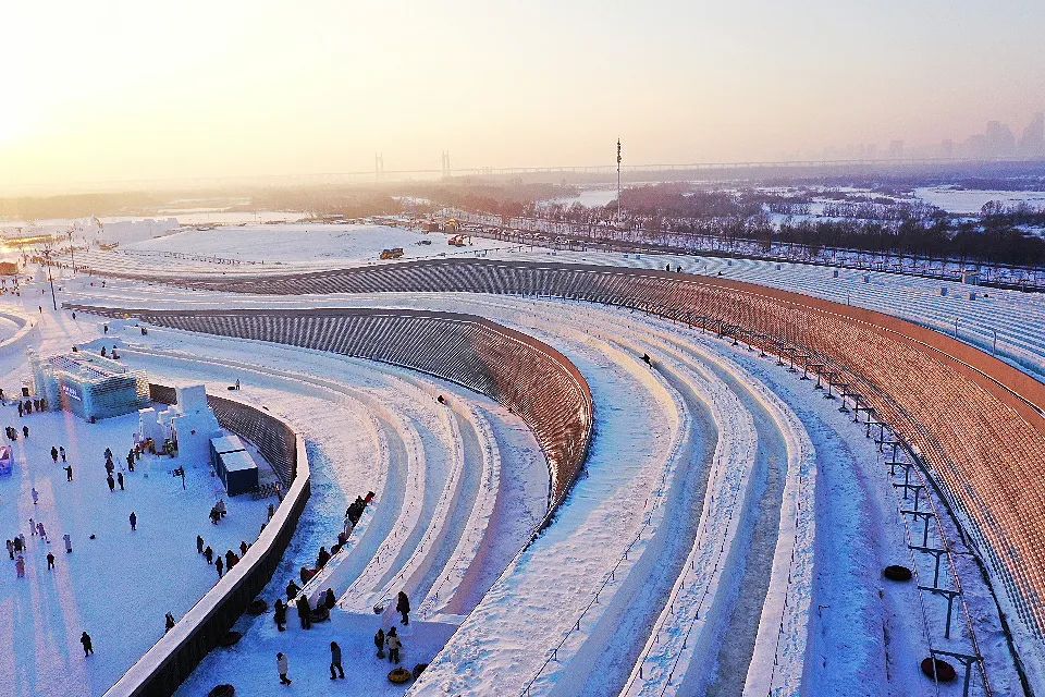 哈尔滨冰雪大世界：300米超长雪圈滑道免费玩！