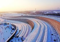 哈尔滨冰雪大世界：300米超长雪圈滑道免费玩！