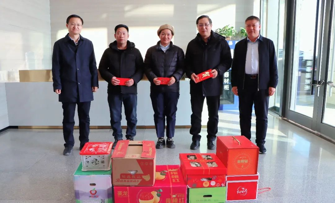 榆林市国资委党委委员、副主任王小东到榆林旅投公司看望慰问困难职工