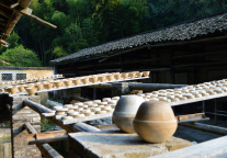 当代年轻人，热衷去小城酒店“假装”当地人