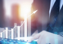 全球酒店联盟今年上半年客房总收入为 13 亿美元，同比增长 18%