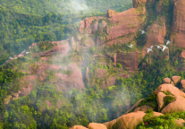 盖龟峰峦叠嶂之奇，雁荡所无