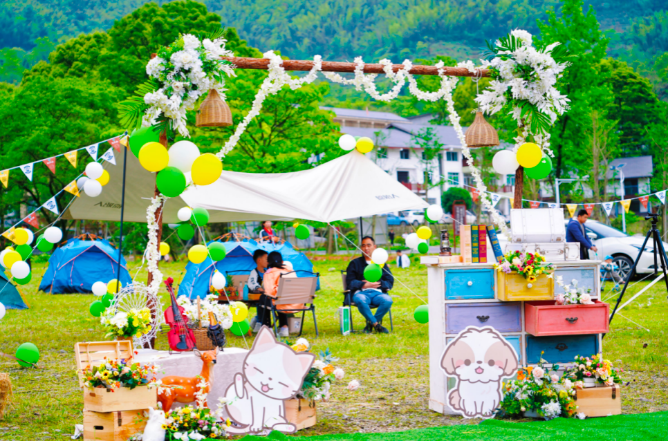 摇尾露营萌出圈！明月山景区开拓文旅融合新赛道！