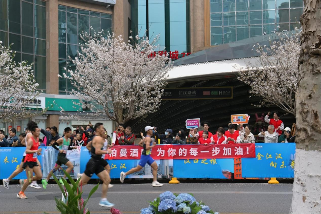柏曼酒店助威团燃情武汉马拉松，三大能量补给站全程护航参赛健儿