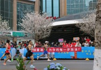 柏曼酒店助威团燃情武汉马拉松，三大能量补给站全程护航参赛健儿