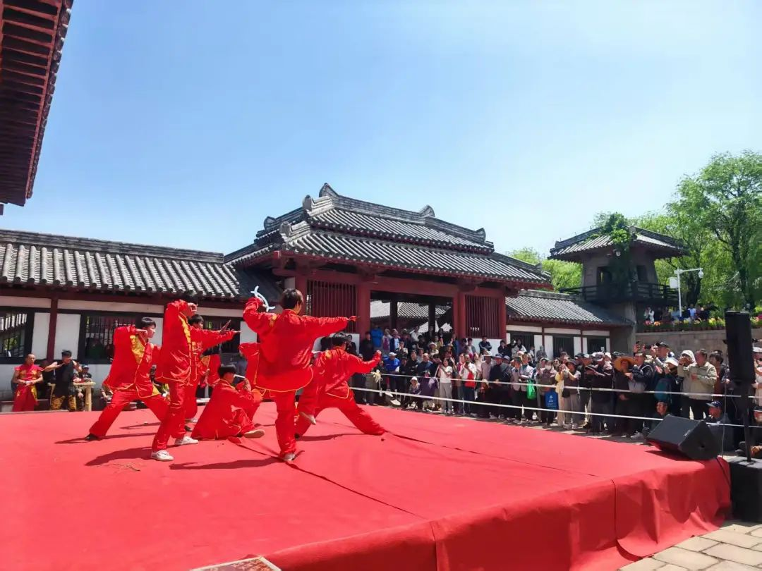 2025山海关景区第三十二届孟姜女庙庙会今日热闹开启！