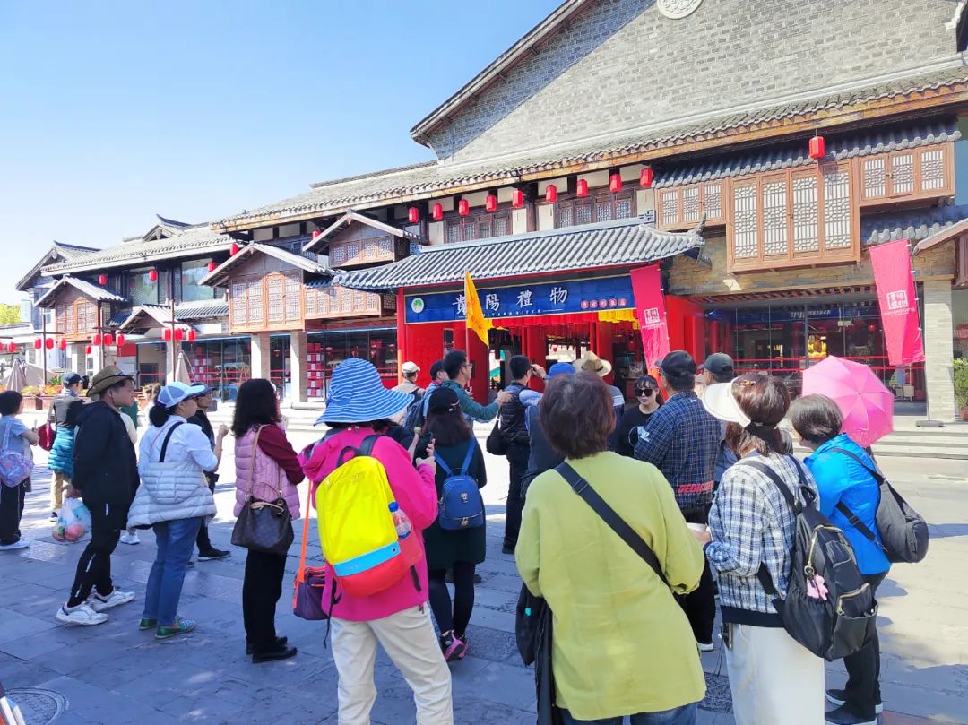 贵阳中旅|中国台湾游客走进贵阳旅发集团“贵阳礼物”买买买