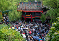 堵车堵人堵心，我们该限制“过度旅游”吗？