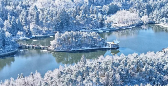客流量超十万人次！雪后的庐山风景区人气爆棚