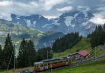 丽江首条观光火车线路正式开通运营