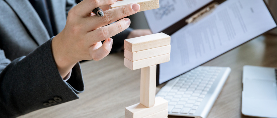 从资源杠杆到生态赋能：酒店管理公司的跨界融合战略——“基于基金、物业、演艺经纪行业的商业模式创新与协同路径”