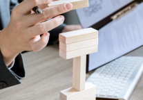 从资源杠杆到生态赋能：酒店管理公司的跨界融合战略——“基于基金、物业、演艺经纪行业的商业模式创新与协同路径”