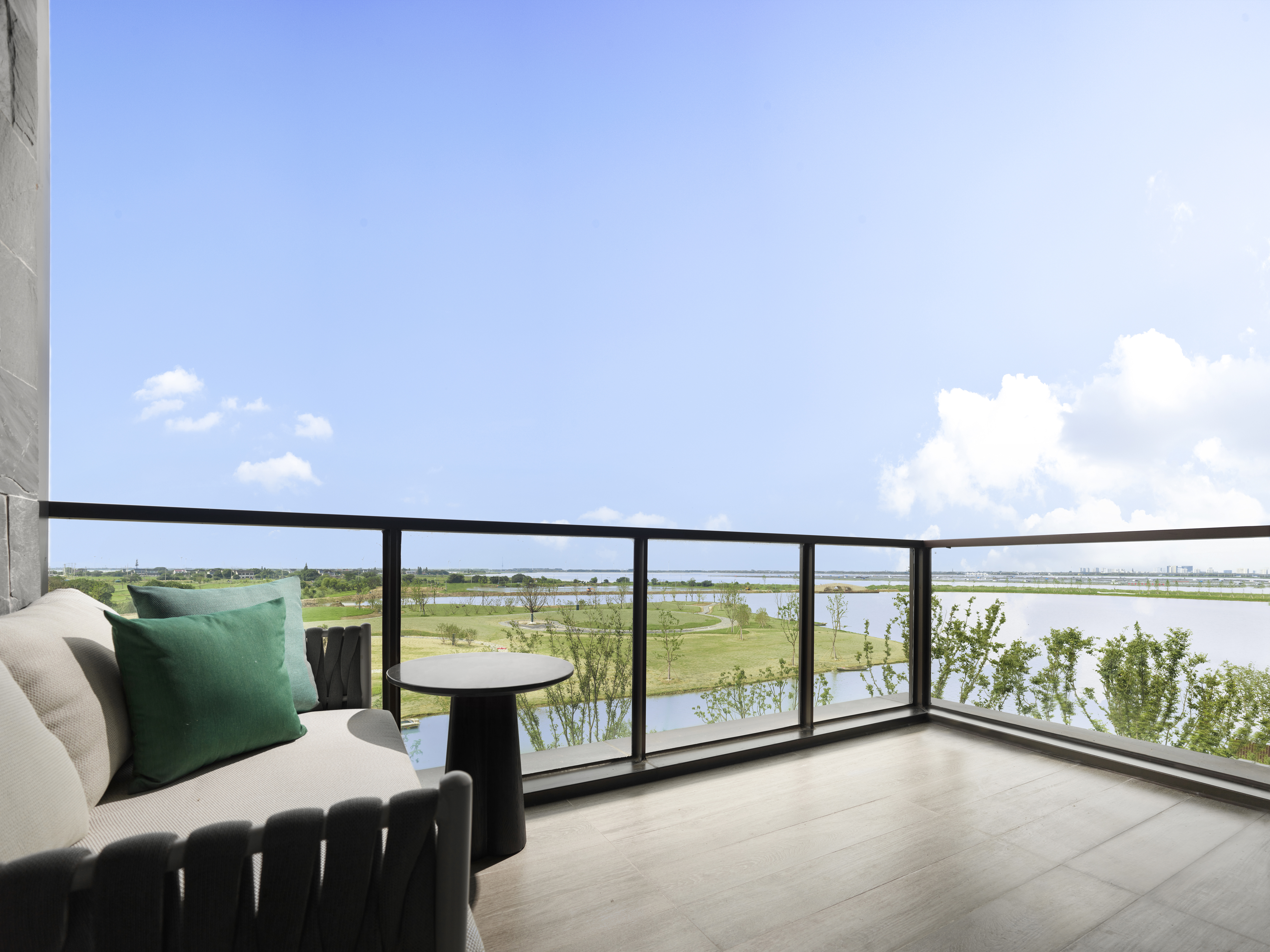 07 GRCNYL- Blooms View Room_King_Balcony 花岛大床房阳台.jpg