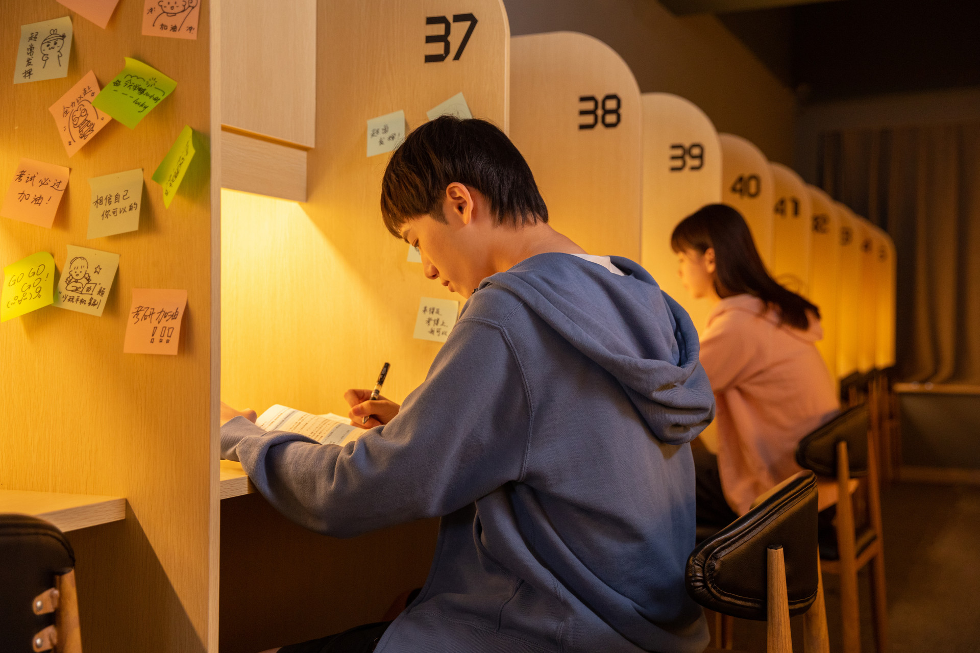 摄图网_501676749_banner_青年男性自习室学习（企业商用）.jpg