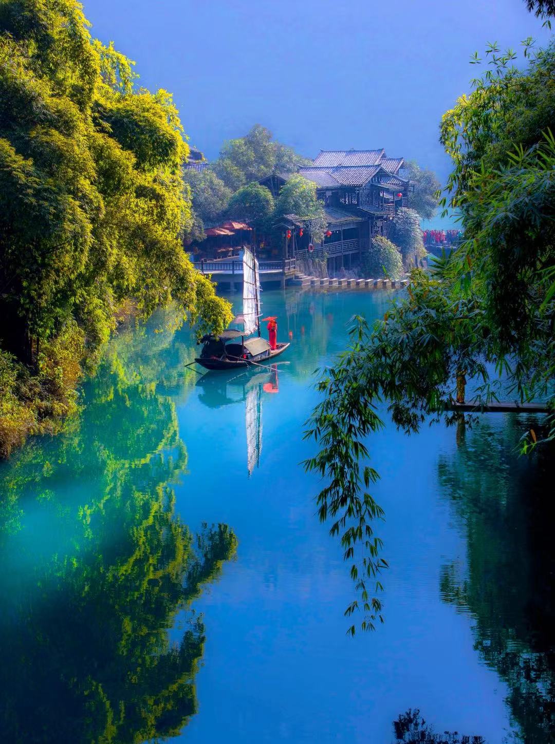 董宇辉现身湖北宜昌，领略峡江的柔情与秀美