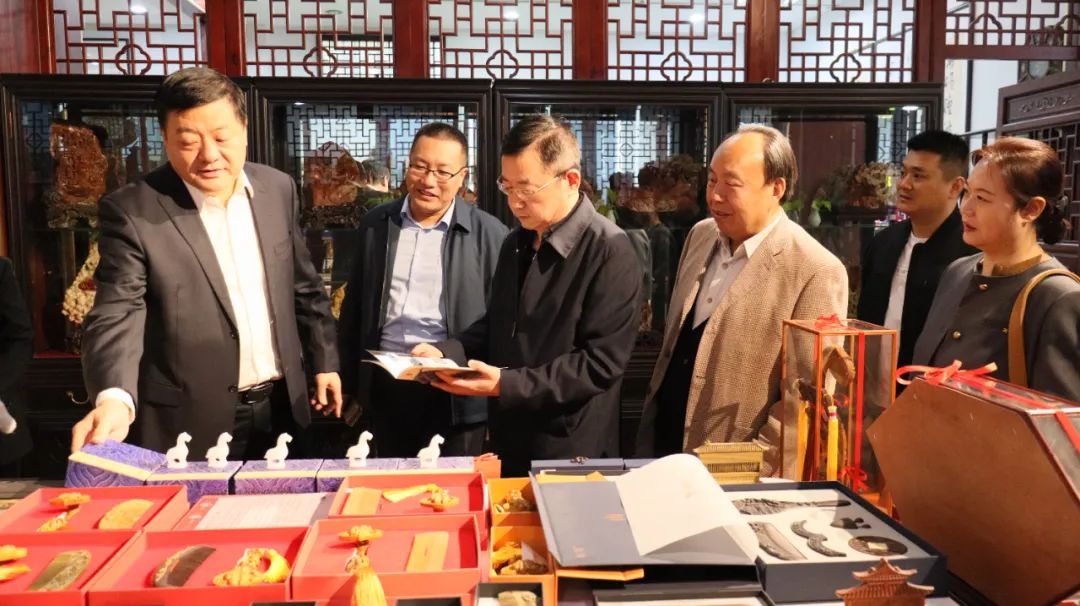 济宁市档案馆馆长杜宏春一行到孔子文旅集团调研交流