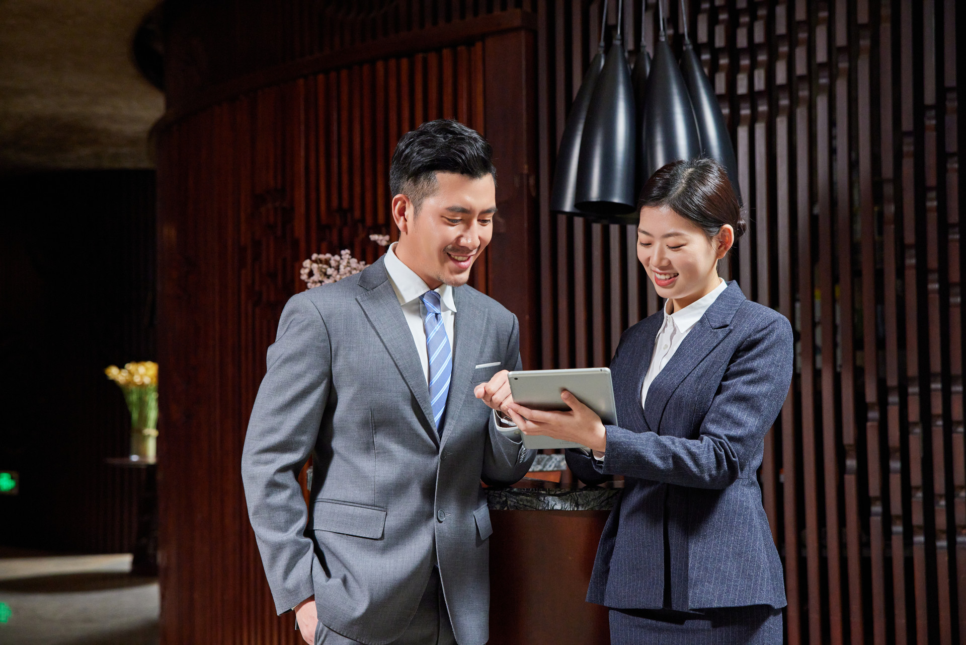 摄图网_502355841_banner_高端会所前台和商务男性看平板电脑（企业商用）.jpg
