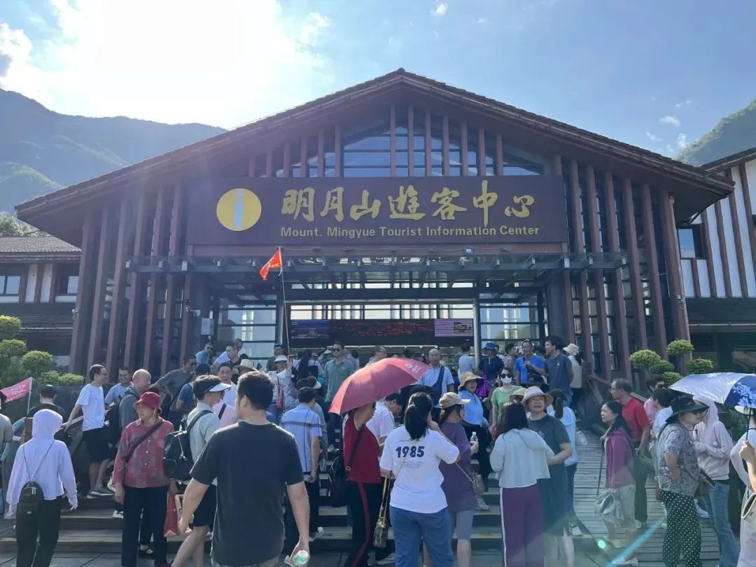 山成林，水成瀑！明月山景区迎盛夏团队游热潮！