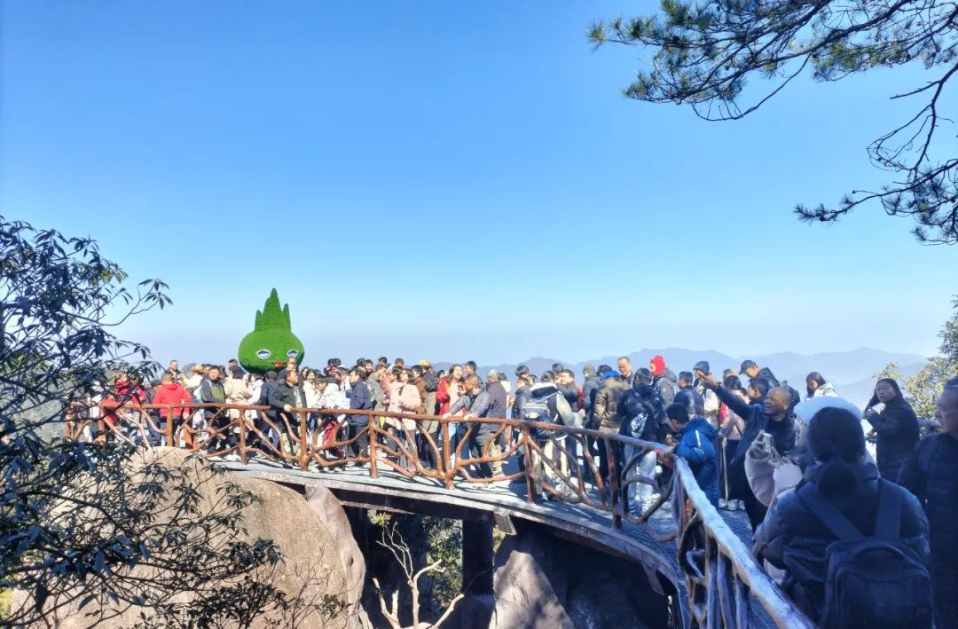 大年初二：上饶三清山景区红红火火，游人如织