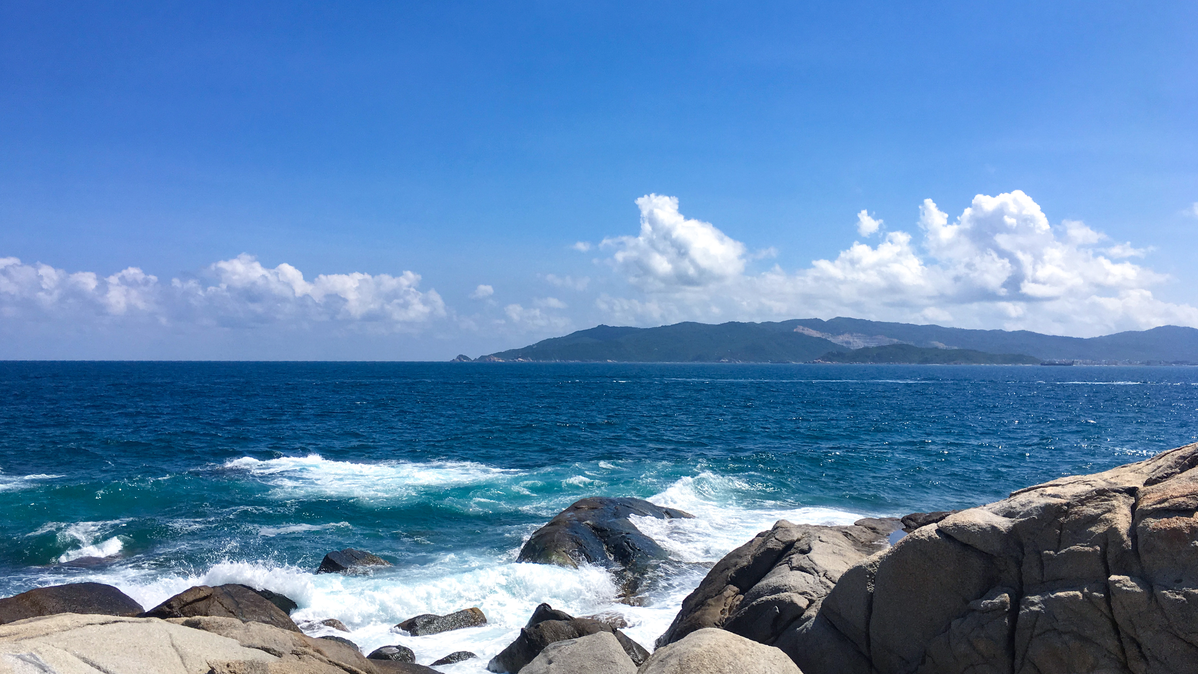 海口启动海上防台风IV级应急响应，三亚3家景区暂停营业