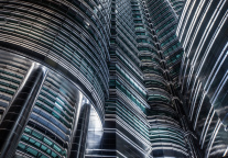 银河娱乐2023年全年股东应占溢利为68亿港元，经调整EBITDA达到100亿