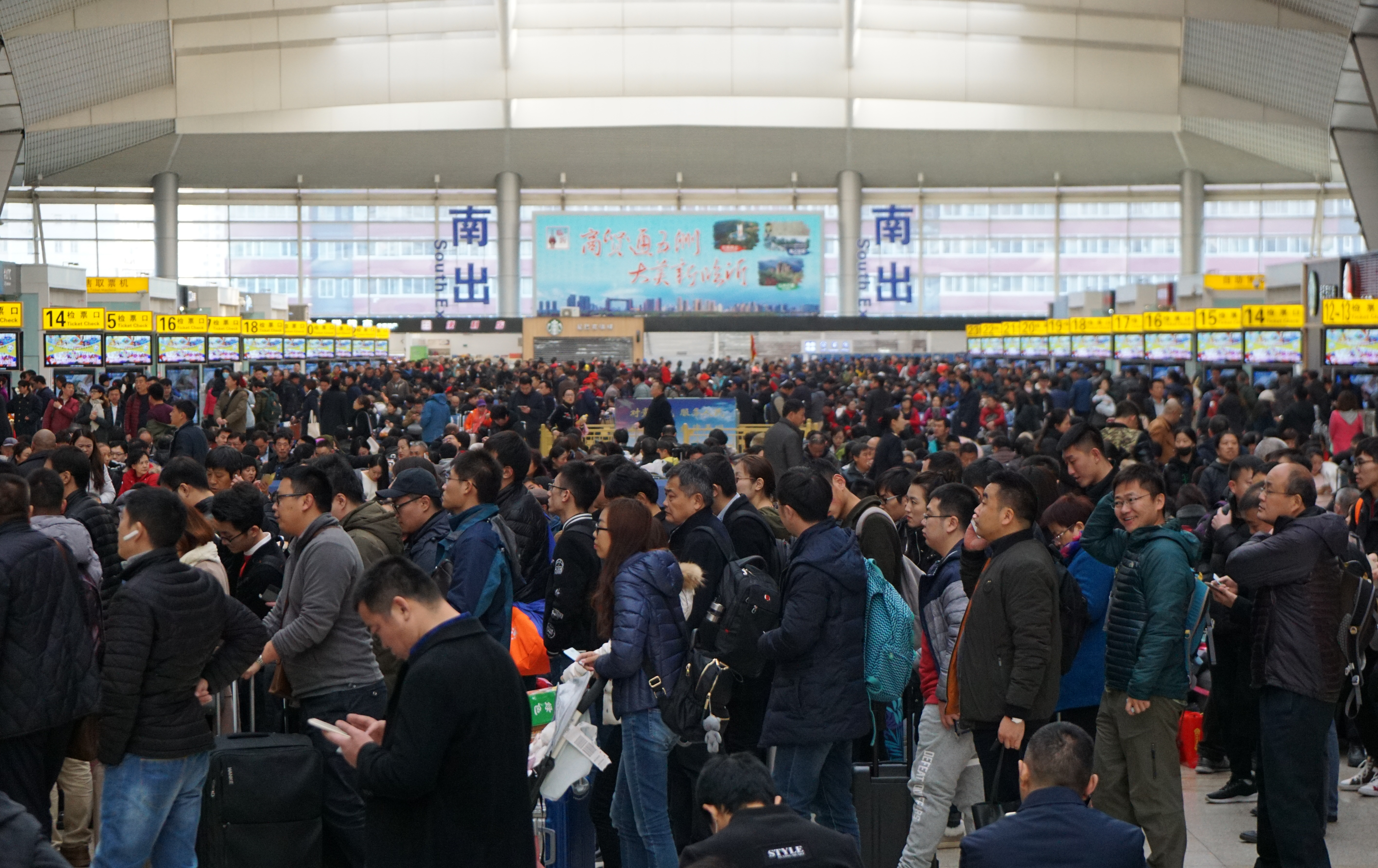国庆首日客流超3.3亿人次，高速服务区保障好临厕、充电桩