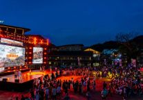 街舞大赛、烟花大会、泼水狂欢…今晚明月山景区超燃超热闹！