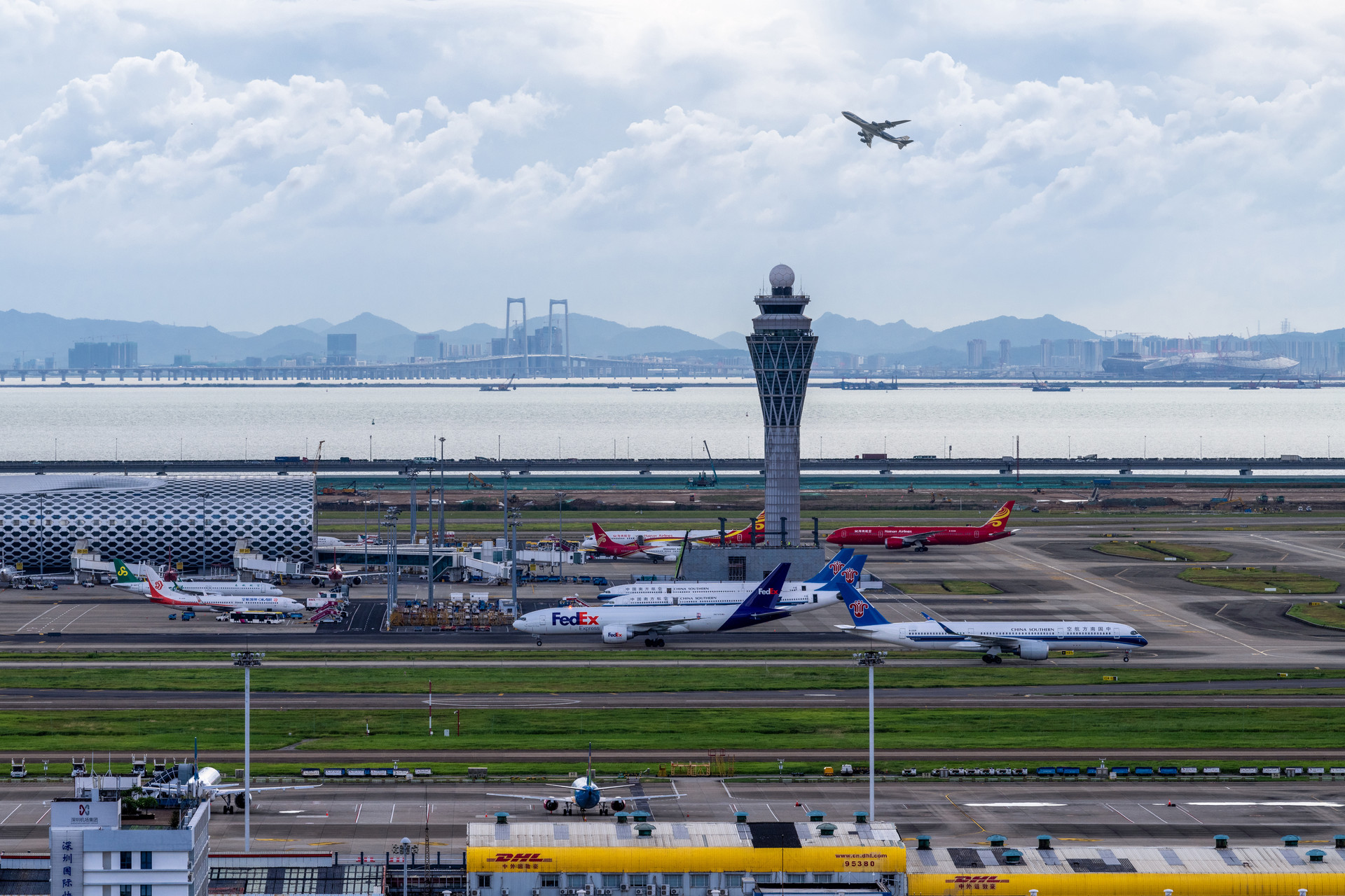 深圳机场：5月旅客吞吐量553.87万人次 