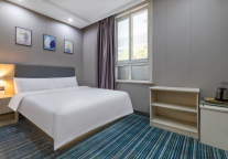 易佰酒店上海长海医院翔殷路地铁站店:长海医院与翔殷路站间，易佰酒店的贴心守护