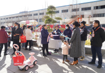 今天，鲜花烂漫时 “她”在丛中笑