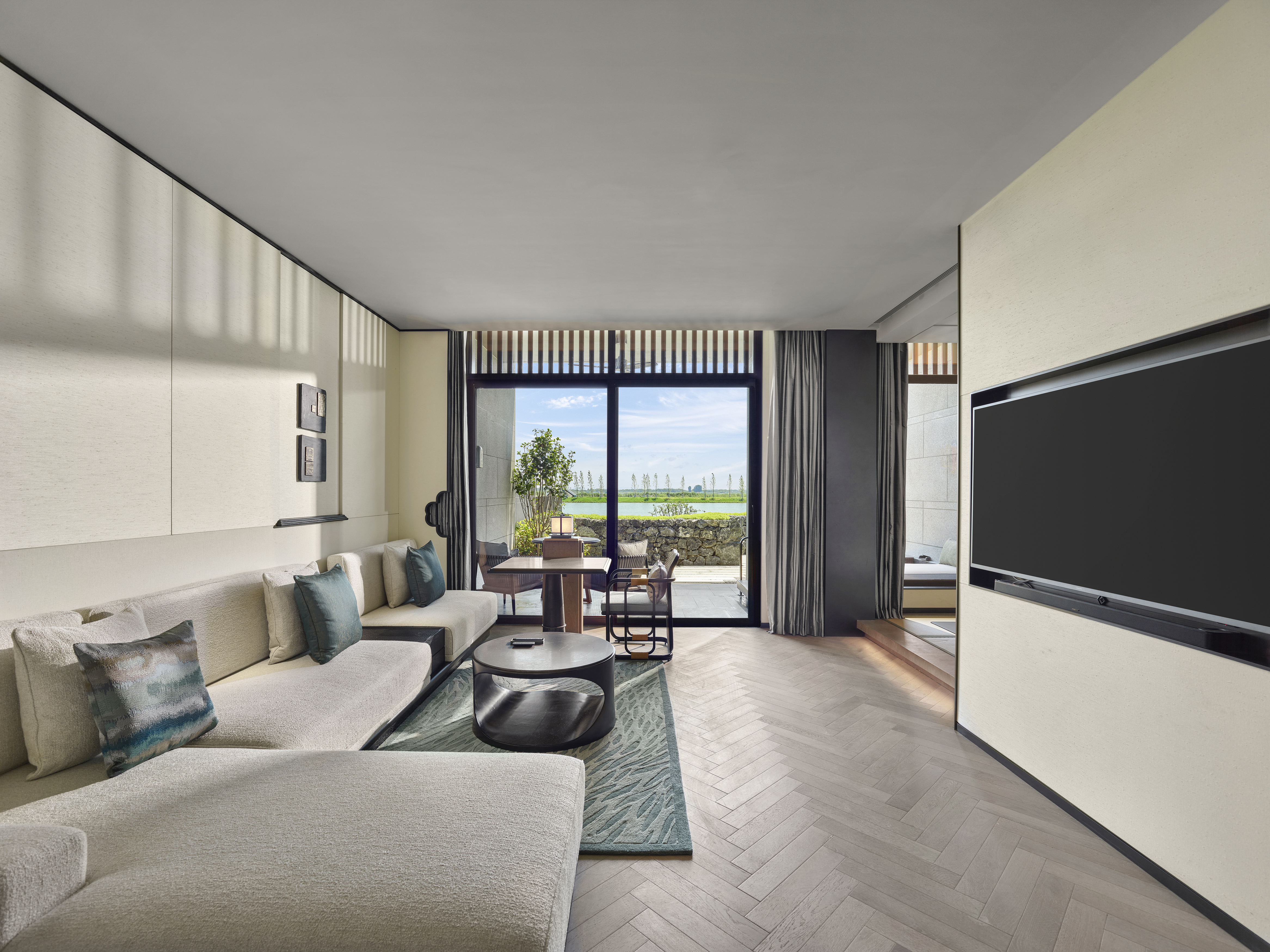 05 BTCNYL-Lakefront Wellbeing Pool Suite_Living Room 阳澄水榭私汤养修套房休息区.jpg