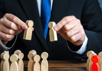 雅高任命两位总裁，分别领导其高端、中端和经济型品牌