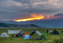 新疆露营地供需两旺，服务升级点燃自驾热潮