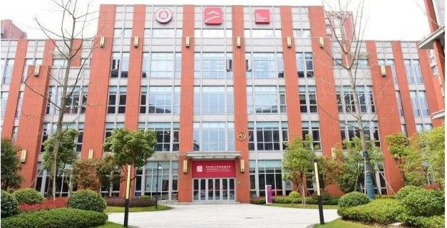 周末酒店携手华东师范大学亚欧商学院，共建科技商学实习基地 