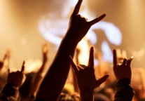 2024年全国营业性演出场次增10.85% 票房收入约580亿元