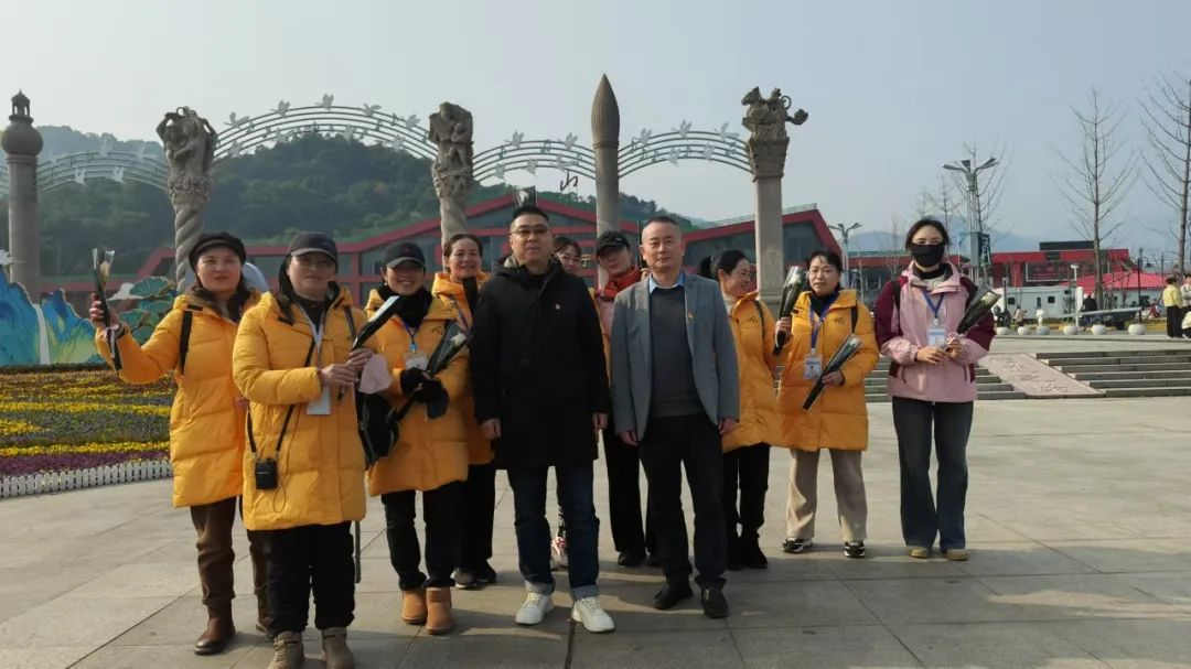 庐山文旅控股集团工会主席张云峰、股份有限公司曾宪平赴各景点“温暖献花”慰问在岗女职工和来山女性游客