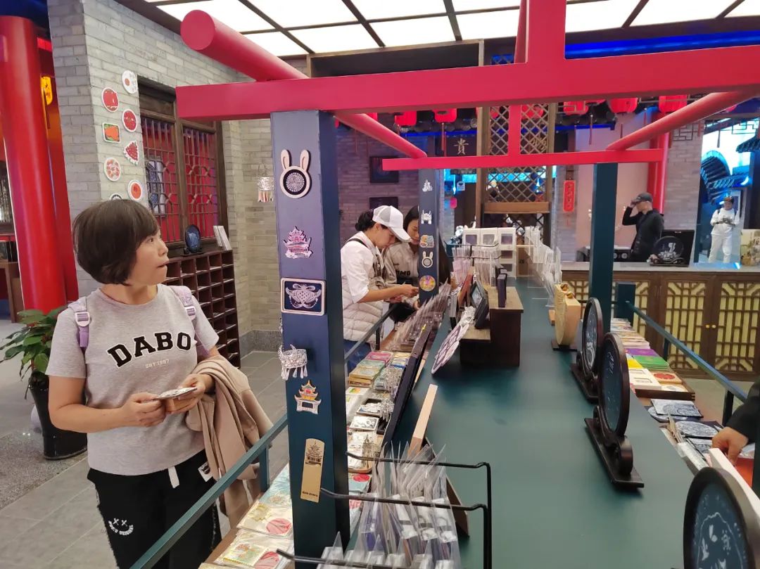 贵阳旅发集团“贵阳礼物”亮相旅发大会丨百款好礼“讲述”山水人文新故事