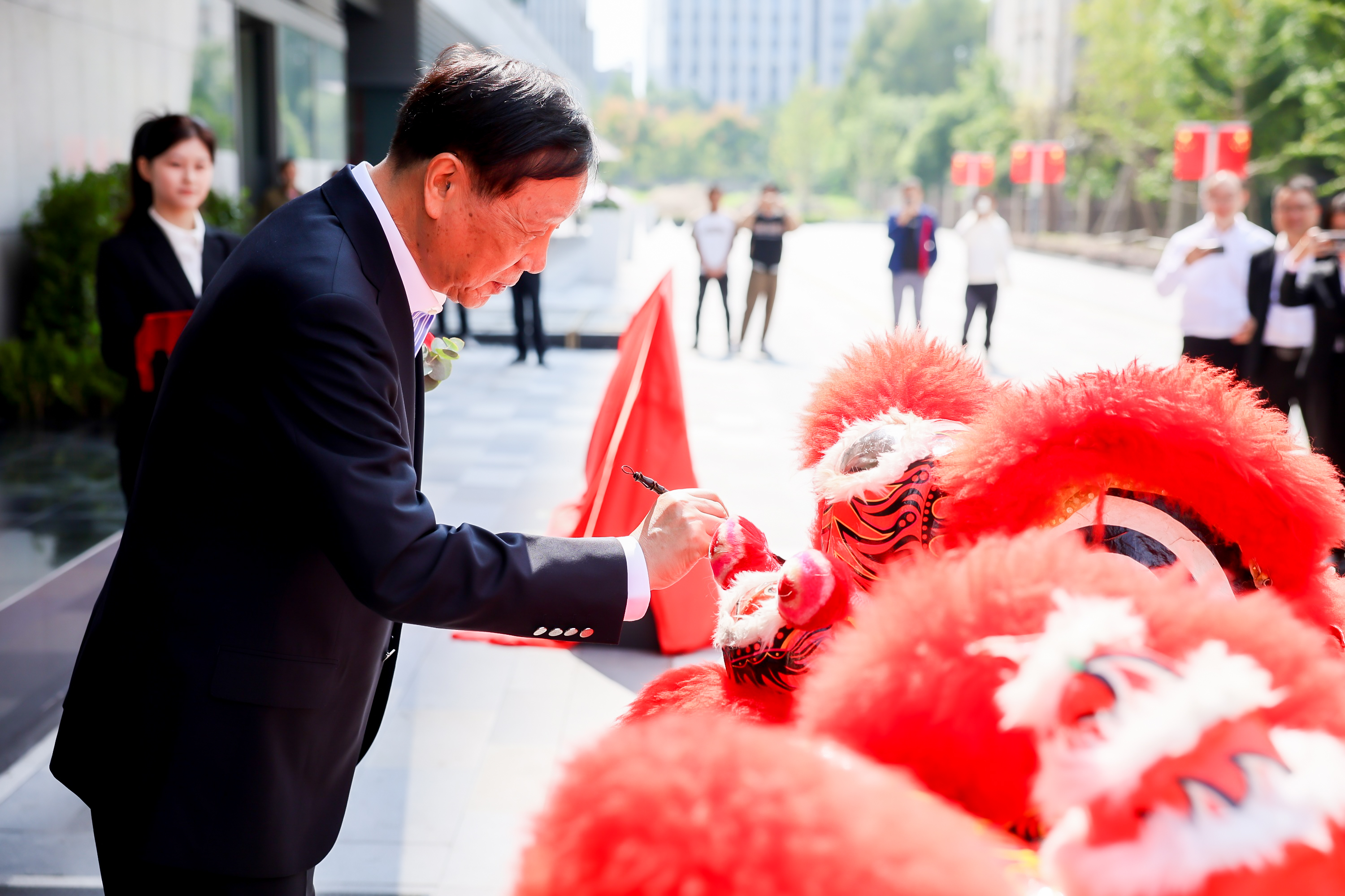 吴启元董事长为瑞狮点睛.jpg