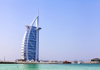 沙特旅游业提前七年完成2030愿景目标，去年游客数超1亿 