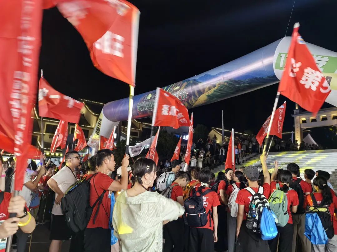 现场直击！武功山“搭子”夜爬登山赛，超燃！