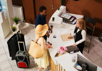 科大讯飞多语种AI透明屏落地首都国际机场和大兴国际机场