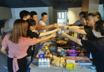 碧家公寓慰问春节未回家过年租客   