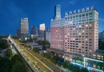 开拓视野丨凯里亚德酒店投资人张非飞：从画布到酒店，从艺术灵感到商业实践的跨界之旅