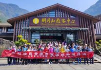 泡泉养生祈长寿，登高揽月庆重阳！明月山迎3000人旅行团！