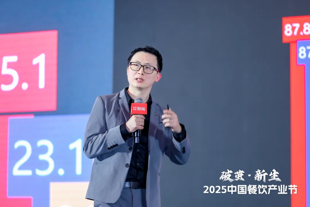 《2025年中国餐饮产业生态白皮书》发布：餐饮业的十字路口，困境、破茧与曙光