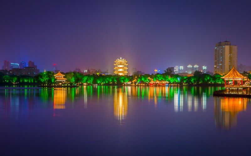 摄图网_501291085_济南大明湖夜景(企业商用).jpg