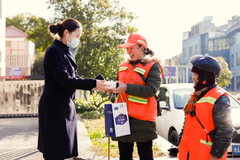长沙浏阳希尔顿欢朋酒店慰问环卫工人.jpg