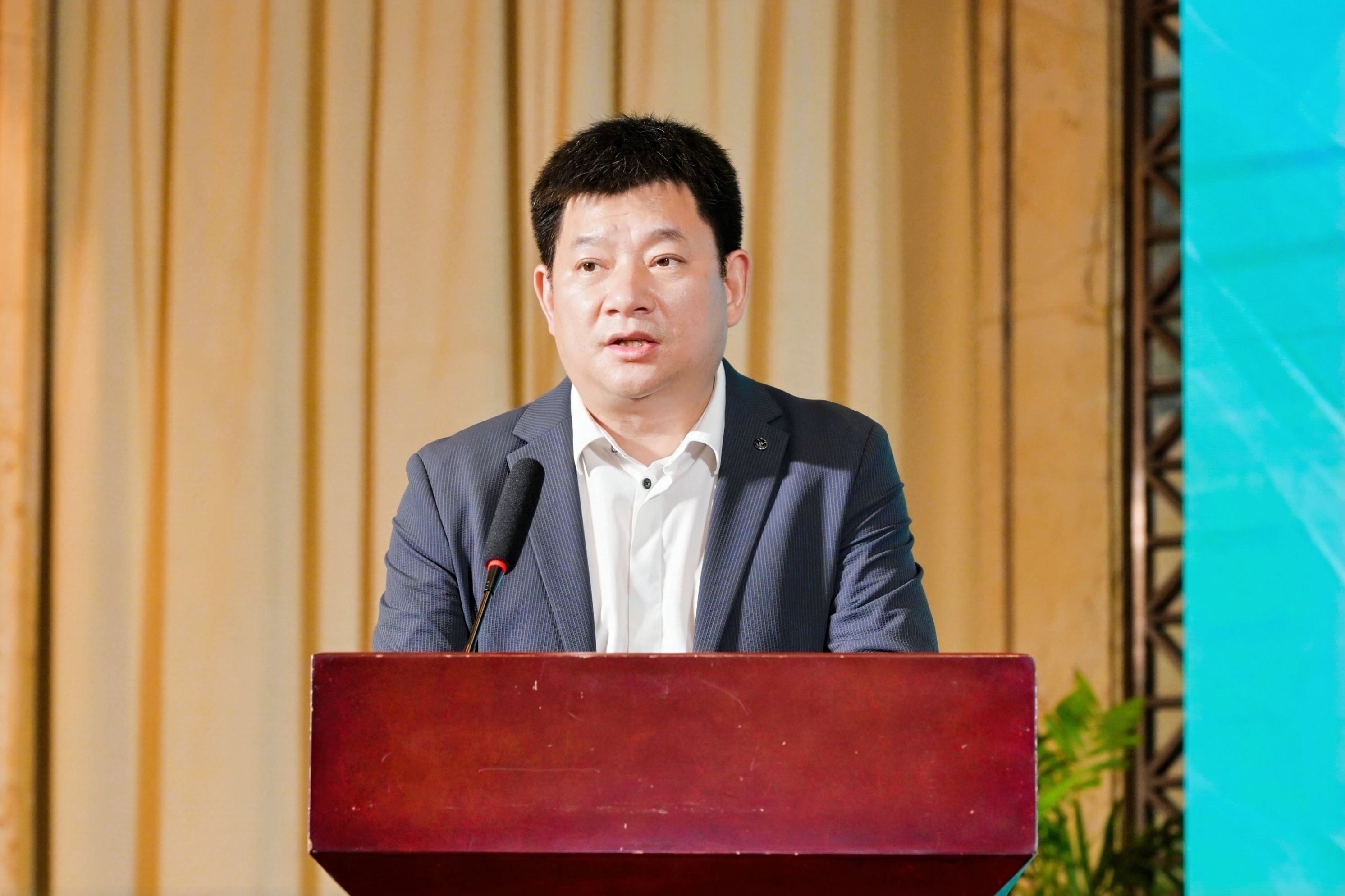 重庆市商务委员会服务业发展处副处长张文华.jpg