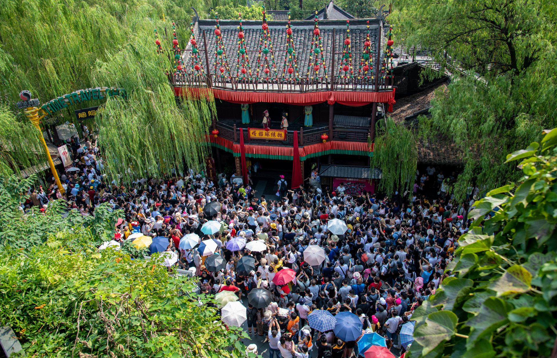 景区帅哥NPC服务升级：亲密互动成营销新热点